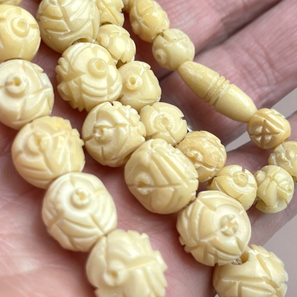 Vintage Carved Horn Necklace - Picture 4 of 13